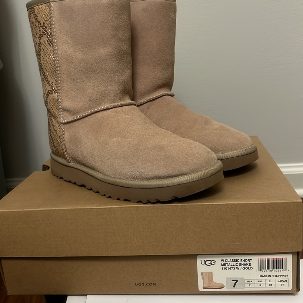 UGG BOOT SIZE 7 Classic short metallic snake Tan color